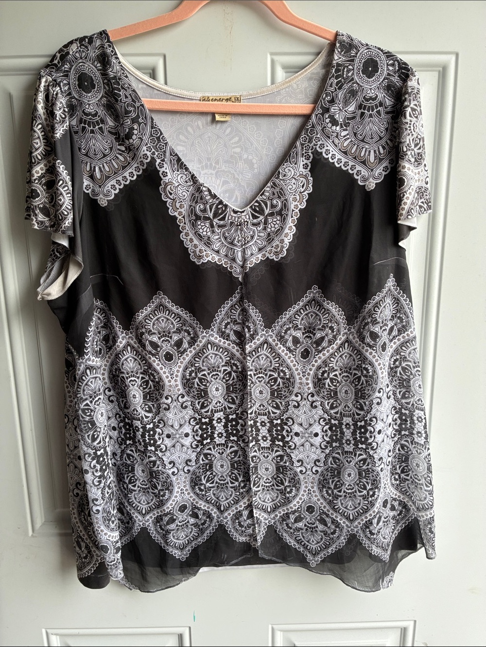 Black & White V-Neck Paisley Print Blouse